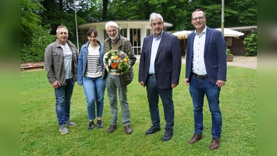 Danken Paul Kramer (Mitte) für seinen jahrelangen Einsatz (von links): Hubertus Fischer, Christiane Hecker, Bürgermeister Hermann Temme und Alexander Kleinschmidt. (Foto: Stadt Brakel)