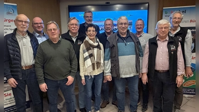 Der Vorstand und die Geehrten (v.l.): Wolfgang Bünger, Werner Ulrich, 2. stellvertretender Vorsitzender Andreas Oesselke, Kassierer Erwin Zimmermann, Walter Rose, Renate Brunnenkref, Klaus Böger, Erwin Meyer, Herrmann Held, Schriftführer Rainer Krelaus und 1. Vorsitzender Wolfgang Pauli. (Foto: Bürgerbusverein Brakel / privat)