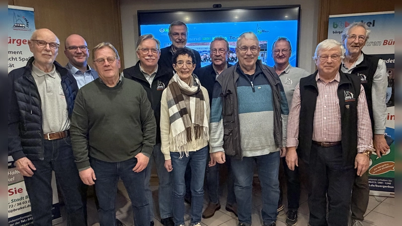 Der Vorstand und die Geehrten (v.l.): Wolfgang Bünger, Werner Ulrich, 2. stellvertretender Vorsitzender Andreas Oesselke, Kassierer Erwin Zimmermann, Walter Rose, Renate Brunnenkref, Klaus Böger, Erwin Meyer, Herrmann Held, Schriftführer Rainer Krelaus und 1. Vorsitzender Wolfgang Pauli. (Foto: Bürgerbusverein Brakel / privat)