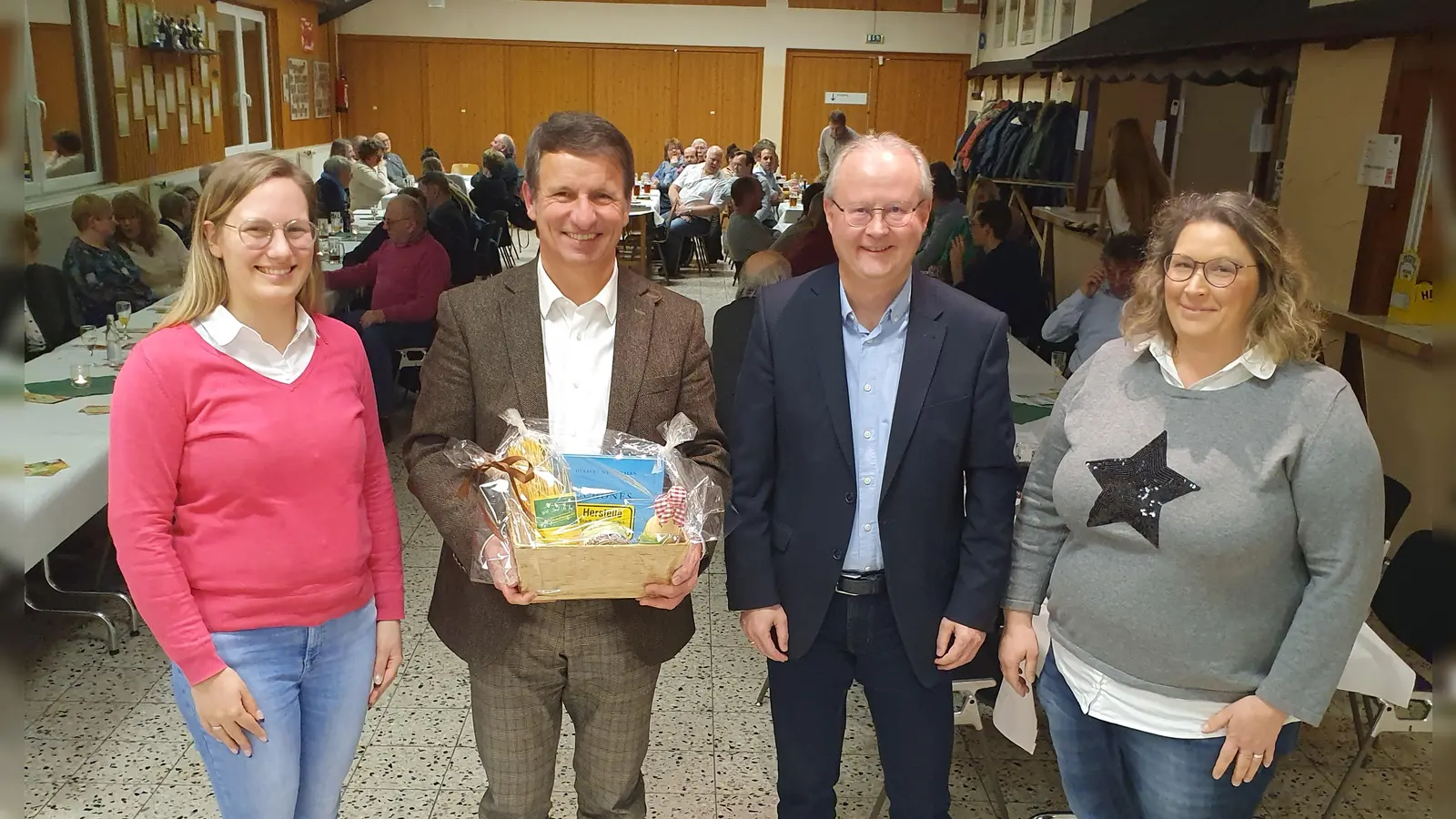 Die 2. Vorsitzende der Vereinsgemeinschaft Kira Schafer, Landrat Michael Stickeln, Bürgermeister Hubertus Grimm und die Bezirksausschußvorsitzende Sonja Schüttemeyer informierten die Hersteller.  (Foto: Barbara Siebrecht)