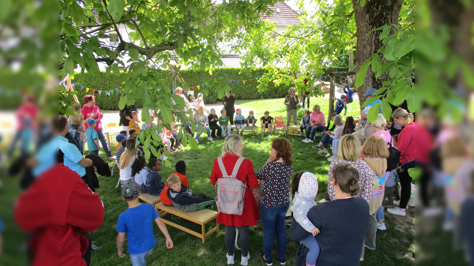 Bei strahlendem Sonnenschein feierten die Familien im Kinder-Garten des Familienzentrums. (Foto: privat)