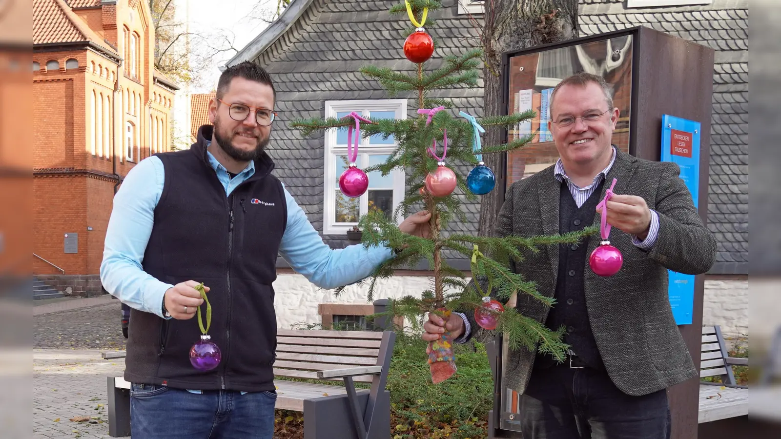 Marktmeister Benedikt Gönnewicht (links) und Bernhard Fischer, Vorstandsmitglied des Werberings Brakel, stellen die Idee des Plünderbaums vor. (Foto: Stadt Brakel)
