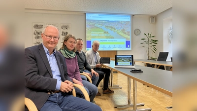 Bei der Vorstellung der neuen Website: Bürgermeister Hubertus Grimm, Julia Knipping (Tourist Info), Wilhelm Schlüter, (IT), Norbert Villmer, (stellv. Leiter Hauptamt) (Foto: Stadt Beverungen)