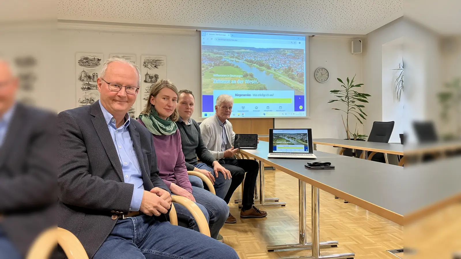 Bei der Vorstellung der neuen Website: Bürgermeister Hubertus Grimm, Julia Knipping (Tourist Info), Wilhelm Schlüter, (IT), Norbert Villmer, (stellv. Leiter Hauptamt) (Foto: Stadt Beverungen)