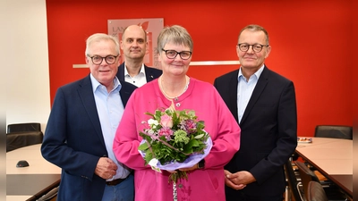 Beim offiziellen Amtsantritt wünschten der neuen Schulrätin für Grundschulen, Maria Komm, (v.l.) Kreisdirektor Klaus Schumacher, Schulrat Klaus Leweke und Martin Gustorff, Hauptdezernent für Grund- und Förderschulen bei der Bezirksregierung Detmold, einen guten Start. (Foto: Kreis Höxter)
