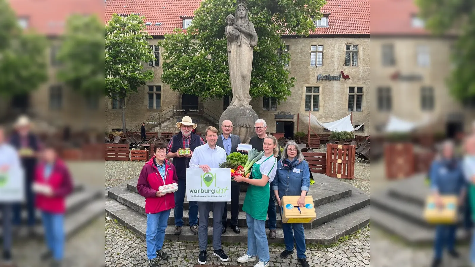 Elisabeth Krull vom Alsterhof Bühne, Imker Klaus Stalze, Sören Spönlein, Wirtschaftsförderer Stadt Warburg, UIlrich Lüke, Verbundvolksbank, Günter Schumacher, Geschäftsführer BI, Lena Wieners, Biolandhof Eggemann, und Dagmar Glunz von der BI.  (Foto: Julia Sürder)