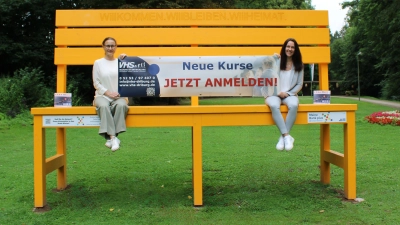 Neue Höhen erklimmen mit der VHS: Janine Brigant-Loke (Leitung, rechts) und Dimitra Vovoli (stellv. Leitung) freuen sich auf Anmeldungen zu den neuen Kursen. (Foto: privat)