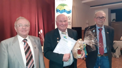 Dienstältester Sänger (v.l.): 2. Vorsitzender Otto Kohrs, 70 Jahre aktiv: Karl Fiege, 1. Vorsitzender Hubert Schunagis. (Foto: privat)