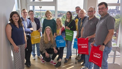 Übergabe der Förderbescheide zu den „Demokratie Leben“-Projekten (v.l.): Semira Klenk (Koordinierungs- und Fachstelle) Stadt Warburg, Bürgermeister Tobias Scherf, Ruth Kröger-Bierhoff (Museumsverein), Ursula Sauerland (Erd-Charta), Johanna Peine (Stadt Federführendes Amt StadtWarburg, vorn, kniend), Valeria Geritzen (Erd-Charta), Antje Miggelbring (Zweite Heimat), Klaus Flüter (Museumsverein), Klaus Dietrich (Erd-Charta), Wilhelm Engemann (Karnevalsverein Ossendorf) und Christoph Engemann (Schützenverein Ossendorf). (Foto: Stefan Bönning)