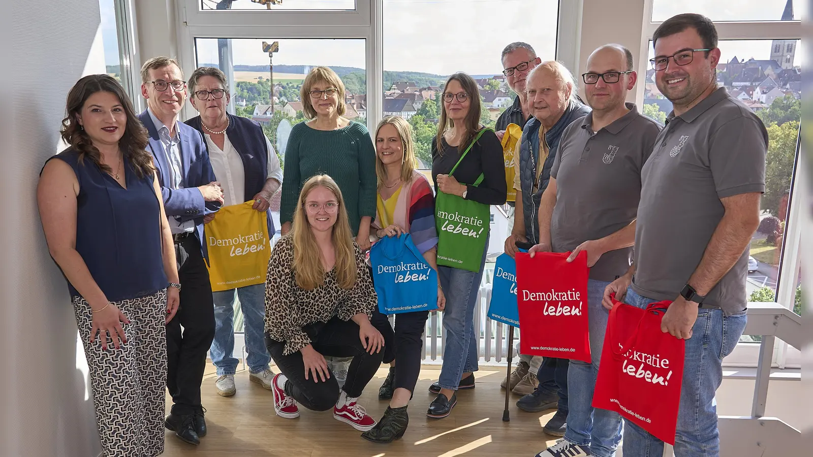 Übergabe der Förderbescheide zu den „Demokratie Leben“-Projekten (v.l.): Semira Klenk (Koordinierungs- und Fachstelle) Stadt Warburg, Bürgermeister Tobias Scherf, Ruth Kröger-Bierhoff (Museumsverein), Ursula Sauerland (Erd-Charta), Johanna Peine (Stadt Federführendes Amt StadtWarburg, vorn, kniend), Valeria Geritzen (Erd-Charta), Antje Miggelbring (Zweite Heimat), Klaus Flüter (Museumsverein), Klaus Dietrich (Erd-Charta), Wilhelm Engemann (Karnevalsverein Ossendorf) und Christoph Engemann (Schützenverein Ossendorf). (Foto: Stefan Bönning)