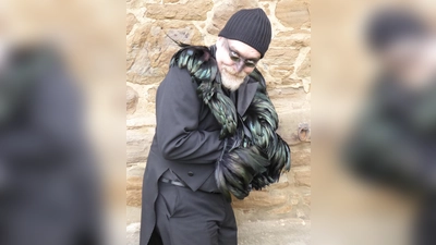 Schauspieler Markus Veith schlüpft in die Rolle des Raben. (Foto: Dr. Thomas Eicher-Melange)