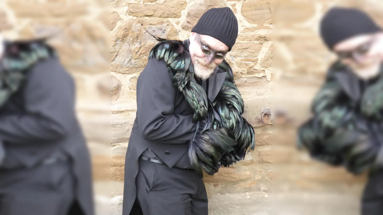 Schauspieler Markus Veith schlüpft in die Rolle des Raben. (Foto: Dr. Thomas Eicher-Melange)