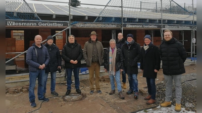 (v.l.) Bernward Brisgies (1. Vorsitzender des SV Kollerbeck), Franz Meyer (Vorsitzender des Fördervereins), Josef Büker (Ortsausschussvorsitzender), Elmar Krüger (Mitglied des Rates der Stadt Marienmünster), Konrad Krüger (Geschäftsführer SVK), Stefan Niemann (Leiter des Bauamtes der Stadt Marienmünster), Rainer Neumann (Mitglied des Rates der Stadt Marienmünster), Robert Klocke (Ehrenamtsbeauftragter des SVK) und Andreas Schmidt vom Architekturbüro Werner Schmidt aus Stahle. (Foto: privat)