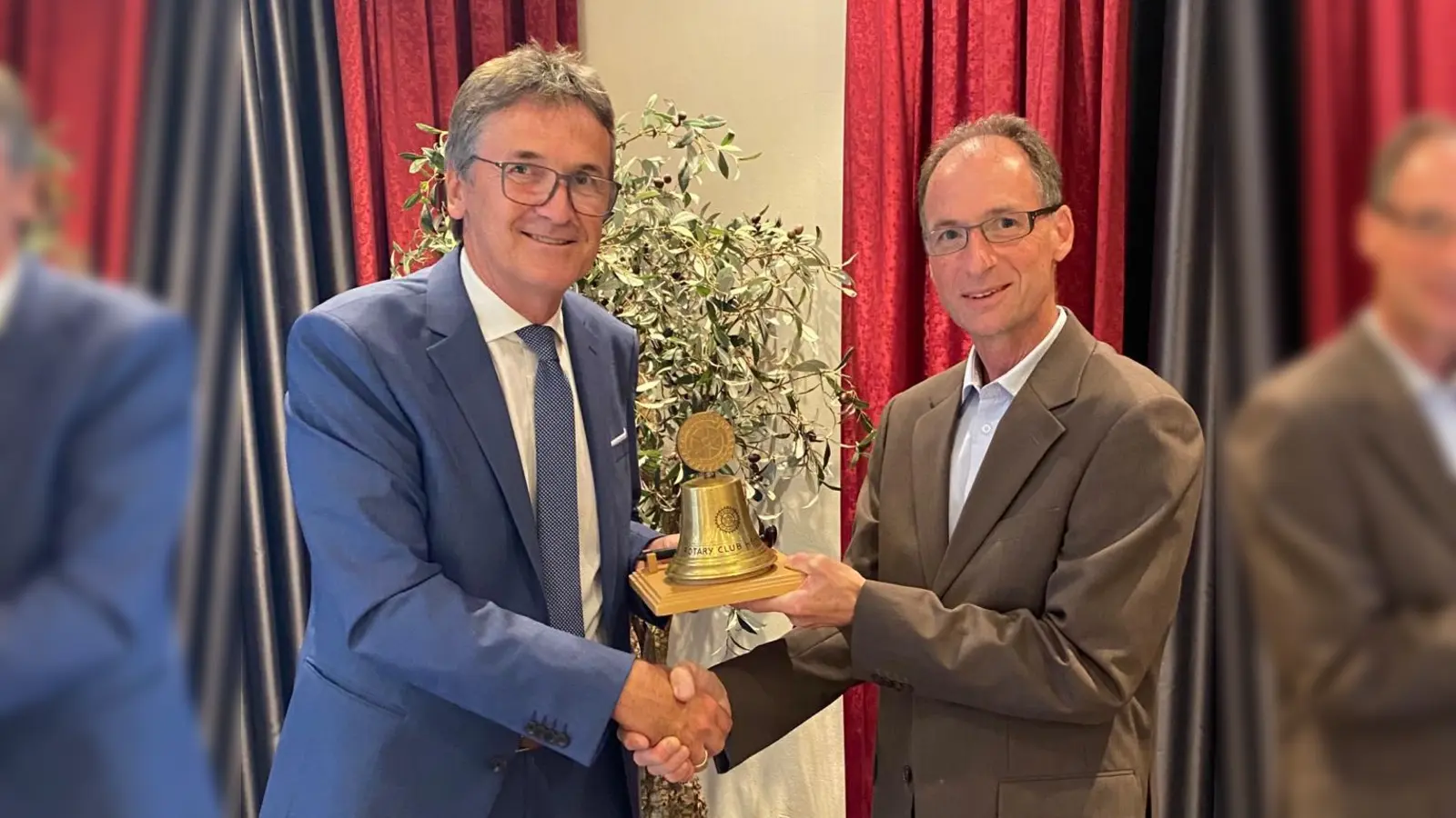 Dr. Eckhard Sorges (links) übergibt die rotarische Glocke an Prof. Dr. Burkhard Wrenger. (Foto: privat)