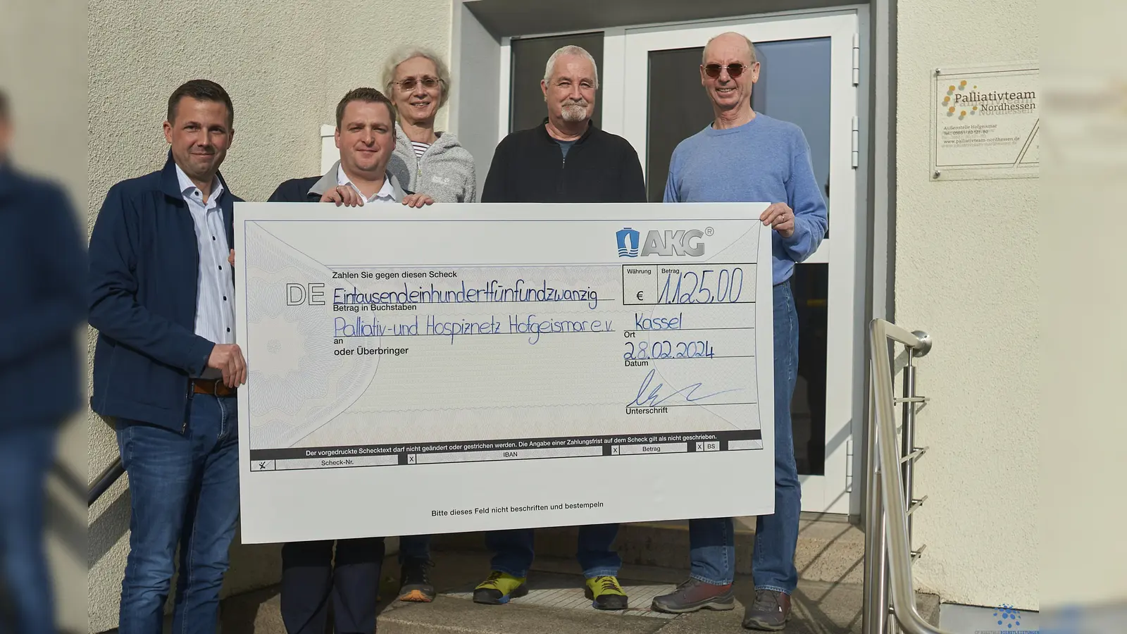 Eine Spende in Höhe von 1125 Euro übergaben Prokurist Jan Pippert, Teamleiter Florian Böttner an das Palliativ- und Hospiznetzwerk Hofgeismar e.V., im Bild vertreten durch die Vorsitzende Karin Kohl-Kratz, Stellvertreter Klaus Sander und Geschäftsführer Karl-Ludwig Kratz. (Foto: Stefan Bönning)