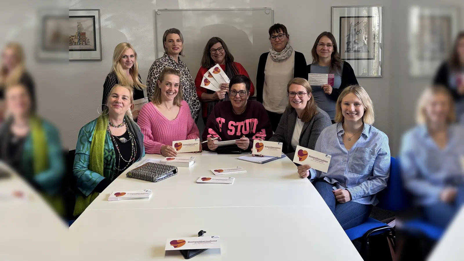 Der Arbeitskreis Schwangerschaft stellt den neuen Flyer vor (v.l.): Uschi Hänsel (Hebamme), Teresa Seela (Gesundheitsamt), Jana Girke (Hebamme), Sabrina Sauer (pro familia), Ulrike Walking (Diakonie), Petra Walter-Pelletier (Hebamme), Cornelia Freitag (Caritas), Annabel Janssen (Frühe Hilfen VfS), Carina Stegemann (Gleichstellungsbeauftragte) und Alina Niemeyer (Frühe Hilfen). (Foto: Landkreis Holzminden)