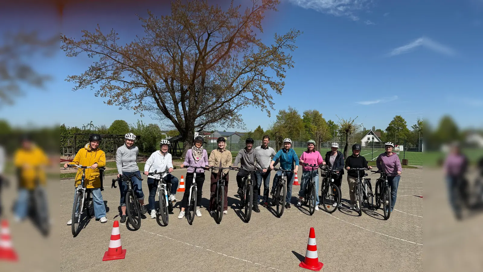Gemeinsam mit Dr. Achim Schmidt (Mitte) von der Deutschen Sporthochschule Köln haben der Kreis Höxter und das Zukunftsnetz Mobilität NRW erneut eine praxisorientierte Lehrerfortbildung zur Radfahrausbildung an Grundschulen durchgeführt. Dabei haben zwölf Lehrerinnen und Lehrer konkrete Erfahrungen im direkten Umgang mit Kindern auf ihren Rädern, die sich unmittelbar in den Unterricht übertragen lassen. (Foto: Kreis Höxter)
