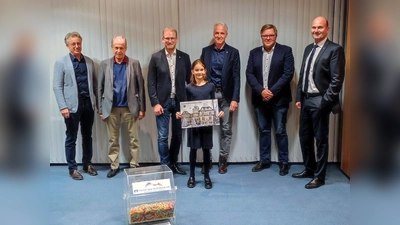 Die Ziehung von 134 Losen hat Glücksfee Powalla Ella „professionell“ unter Aufsicht des Notars durchgeführt. Alle freuen sich über den großen Anklang, den der LIONS-Adventskalender seit 13 Jahren findet. Von links: Rainer Krekeler, Activity-Beauftragter LC Brakel, Martin Kluß, Notar, Tobias Nolte, Präsident LC Brakel, Glücksfee Powalla Ella, Peter Röttger, Activity-Beauftragter LC Bad Driburg, Raphael Vössing, Activity-Beauftragter LC Brakel, Sascha Hofmann, Lion und Repräsentant der Vereinigten Volksbank. (Foto: Maleen Menne)