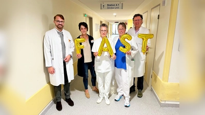 Der FAST-Test kann dabei helfen, einen Schlaganfall sofort zu erkennen (von links): Chefarzt Prof. Dr. Mark Obermann, Pflege-Teamleitung Sabine Kussin, Ines Frauendorf (Stroke Nurse), Leitende Oberärztin Dr. Uta Häberle und Oberarzt Wolfgang Wiesemeyer).  (Foto: KHWE)