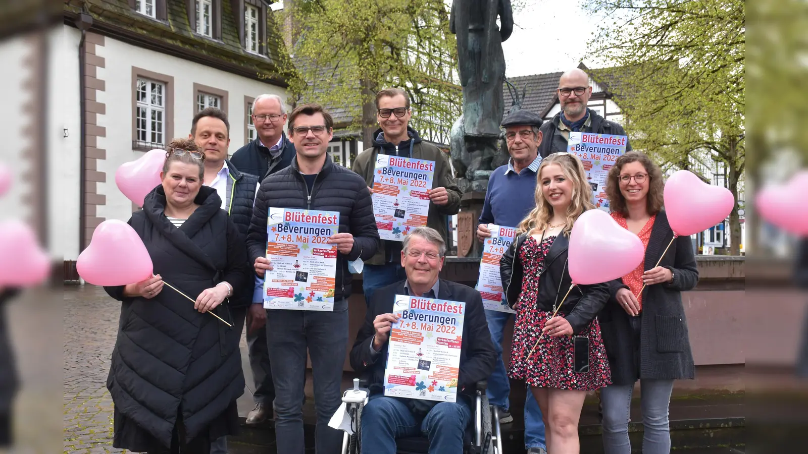 Heike Schultz, Daniel Zarnitz (Stadthalle), Hubertus Grimm, Stefan Przyjemski, Rembert Stiewe, Dr. Andreas Knoblauch-Flach (Kulturgemeinschaft), Dieter Piepenschneider (Gastronomie), Sabrina Jakob (Tanzstudio), Sebastian Kübler und Verena Hoppe kündigen stellvertretend für den Veranstalter und die Aussteller das Blütenfest an.  (Foto: Barbara Siebrecht)