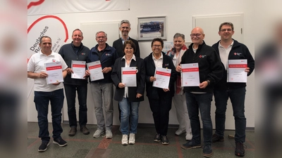 Zahlreiche Helferinnen und Helfer des Ortsvereins Brakel im Deutschen Roten Kreuz wurden für ihr langjähriges Engagement geehrt (von links): Karlheinz Pedazus (35 Jahre), Bernd Hoppe (45 Jahre), Martin Hoppe (55 Jahre), Elisabeth Weinreich, 2. Vorsitzende Barbara Eggers (beide 30 Jahre), Karl Eggers (60 Jahre) und Michael Weinreich (30 Jahre). Die Ehrung erfolgte durch Thomas Fiege (1. Vorsitzender 4. v.l.) und Dr. med. Ute Happe (DRK-Ärztin , 3. v.r.).,  (Foto: DRK Ortsverein Brakel / privat)