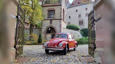 Benzingespräche auf Burg Calenberg. Es geht um den VW Käfer.  (Foto: Jörg Pöhner)
