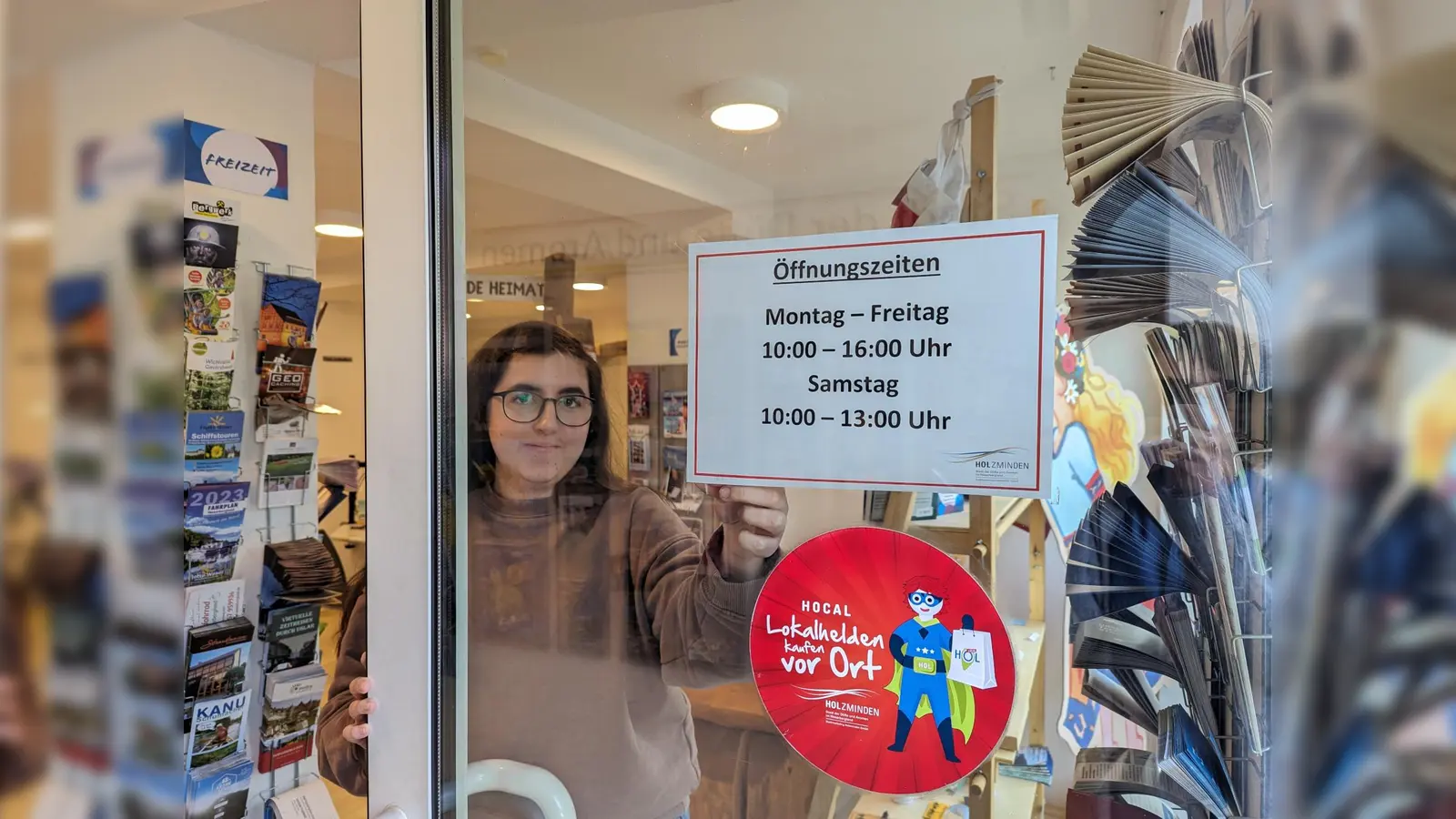 Franziska Salowsky veröffentlicht die neuen Öffnungszeiten der Stadtmarketing Holzminden GmbH. (Foto: Stadtmarketing Holzminden GmbH)