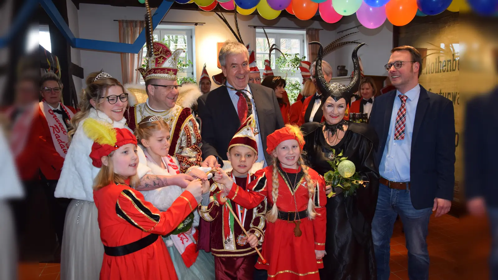 Die Brakeler Karnevalisten entwenden dem Verwaltungsapparat der Stadt erfolgreich den goldenen Schlüssel. (Foto: Marc Otto)