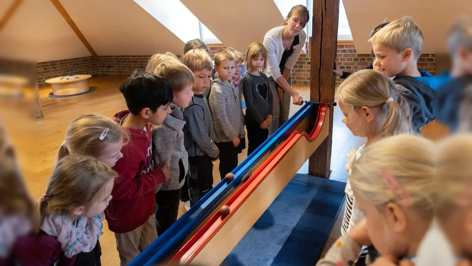 Das Mini-Mathematikum ist ein besonderer Bereich des Mathematikums Gießen, der speziell für drei- bis achtjährige Kinder entwickelt wurde. Eine Sonderausstellung im Schloss Bevern zeigt derzeit eine Auswahl der Experimente. (Foto: Mathematikum / Rolf K. Wegst)