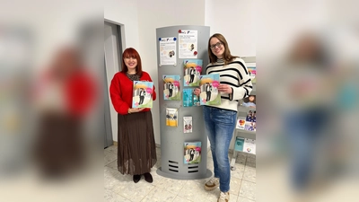 Agnieszka Bialkowska-Appel und Sarah Horstmann präsentieren das neue Programmheft der KVHS Holzminden. (Foto: Landkreis Holzminden)