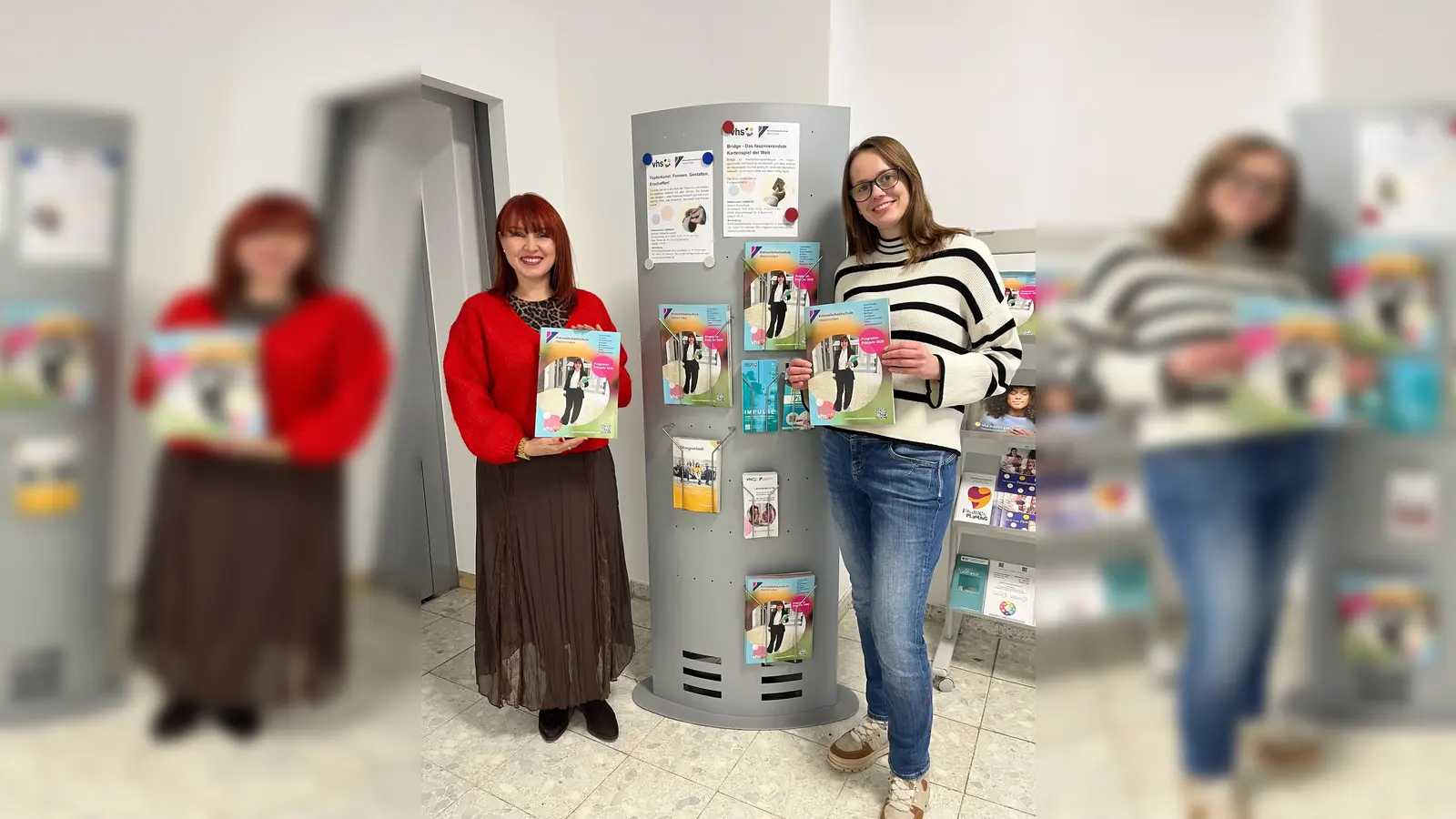 Agnieszka Bialkowska-Appel und Sarah Horstmann präsentieren das neue Programmheft der KVHS Holzminden. (Foto: Landkreis Holzminden)