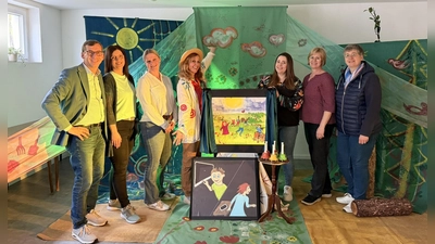 Das Kindertheater Radelrutsch macht Lust auf die Welt hinter dem Bildschirm (v.l.): Bürgermeister Tobias Scherf, Sonja Ehle (Pädagogische Fachkraft und stellvertretende Einrichtungsleitung), Silke Drese (Pädagogische Fachkraft und Einrichtungsleitung), Yasmin Röckel (Kindertheater Radelrutsch), Carolin Kitta (Pädagogische Fachkraft), Birgit Redeker (Bücherei-Team Daseburg) und Susanne Stoppelkamp (Pädagogische Fachkraft). (Foto: Stadt Warburg)