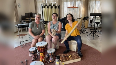 Freuen sich auf die ersten Schnupperstunden mit dem neuen Instrumentarium (v.l.): Nicole Krois und Bettina Quest vom Weserberglandorchester Bödexen, Anina Dohrmann von der Musikschule Höxter. (Foto: Stefan Balke)