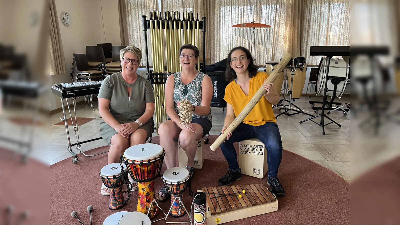 Freuen sich auf die ersten Schnupperstunden mit dem neuen Instrumentarium (v.l.): Nicole Krois und Bettina Quest vom Weserberglandorchester Bödexen, Anina Dohrmann von der Musikschule Höxter. (Foto: Stefan Balke)