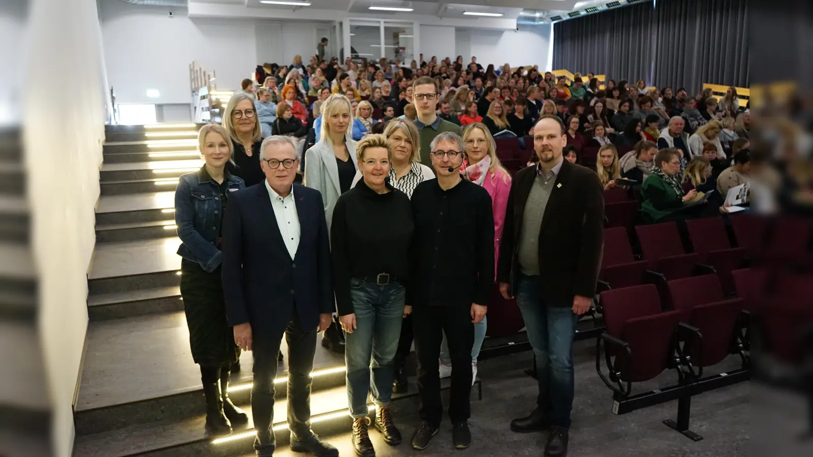 „Zwischen zwei Welten – Kinder im medialen Zeitalter“: Nach dem Fachtag in Brakel ist die Vorfreude auf den Fachtag in Höxter groß. Erste Reihe von links: Kreisdirektor Klaus Schumacher, Referentin Astrid Brüning, Referent Wilfried Brüning, Dominic Gehle (Abteilungsleitung Bildung und Integration) sowie (zweite Reihe von links) Stephanie Werk-Ferber (Fachberatung Kindertagespflege), Christina Westermeier (Fachberatung Kindertagespflege), Katharina Sinn (Fachberatung Kindertagespflege) und (dritte Reihe von links) Ulrike Schmidt (Fachberatung Kita), Sarah Mönnekes (Fachabteilung Bildung und Integration) sowie Michael Schabedoth (Fachabteilung Bildung und Integration). (Foto: Kreis Höxter)