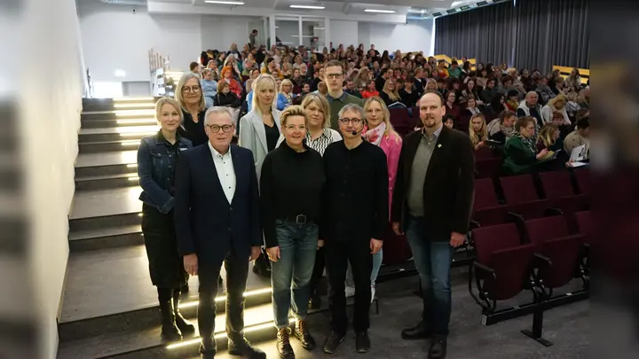 „Zwischen zwei Welten – Kinder im medialen Zeitalter“: Nach dem Fachtag in Brakel ist die Vorfreude auf den Fachtag in Höxter groß. Erste Reihe von links: Kreisdirektor Klaus Schumacher, Referentin Astrid Brüning, Referent Wilfried Brüning, Dominic Gehle (Abteilungsleitung Bildung und Integration) sowie (zweite Reihe von links) Stephanie Werk-Ferber (Fachberatung Kindertagespflege), Christina Westermeier (Fachberatung Kindertagespflege), Katharina Sinn (Fachberatung Kindertagespflege) und (dritte Reihe von links) Ulrike Schmidt (Fachberatung Kita), Sarah Mönnekes (Fachabteilung Bildung und Integration) sowie Michael Schabedoth (Fachabteilung Bildung und Integration). (Foto: Kreis Höxter)