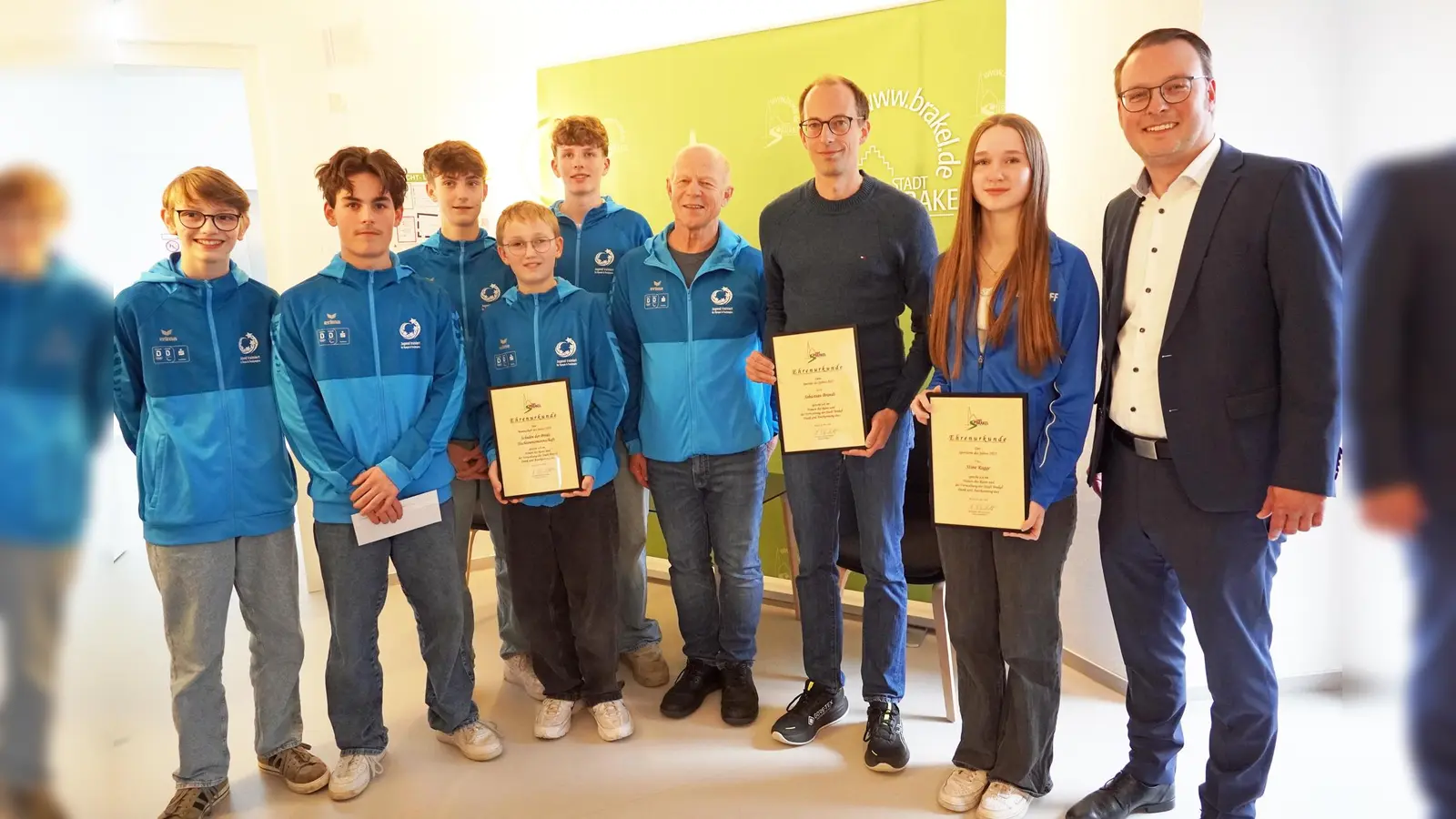 Bürgermeister Alexander Kleinschmidt (rechts) ehrte Stine Rogge als Sportlerin des Jahres, Sebastian Brandt (Mitte) als Sportler des Jahres und die Tischtennismannschaft der „Schulen der Brede” (v.l.: Til Roland, Phillipp Drewes, Felix Varju, Mats Roland und Noah Oeynhausen) mit ihrem Trainer Bernd Övermühle als Mannschaft des Jahres 2025. (Foto: Stadt Brakel)