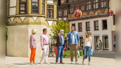 Höxter entdecken: Stadtführerinnen und Stadtführer bringen Gästen die Geschichte und besonderen Orte der Stadt näher. Die Tourist-Information sucht Verstärkung für ihr Gästeführer-Team. (Foto: Stadt Höxter)