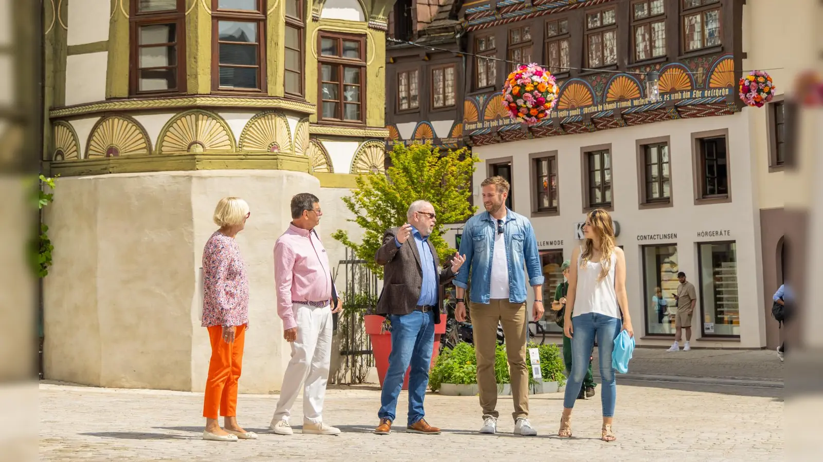Höxter entdecken: Stadtführerinnen und Stadtführer bringen Gästen die Geschichte und besonderen Orte der Stadt näher. Die Tourist-Information sucht Verstärkung für ihr Gästeführer-Team. (Foto: Stadt Höxter)