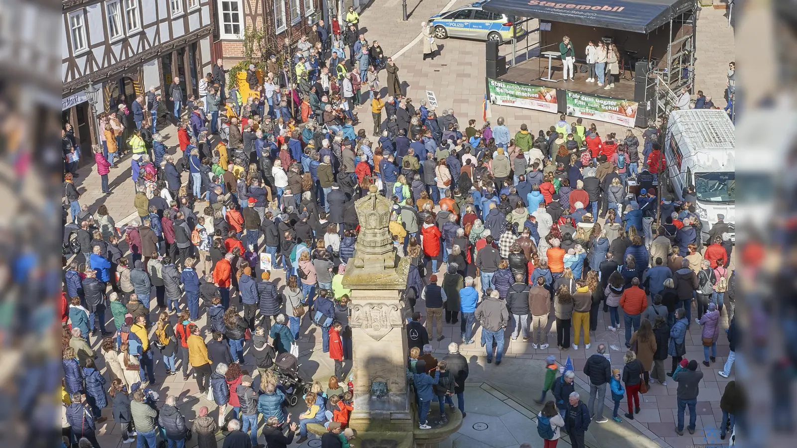 Rund 600 Teilnehmer waren dem Aufruf der Initiatoren gefolgt und setzten ein starkes Zeichen, das rechtes Gedankengut in Hofgeismar nicht willkommen ist. (Foto: Stefan Bönning)