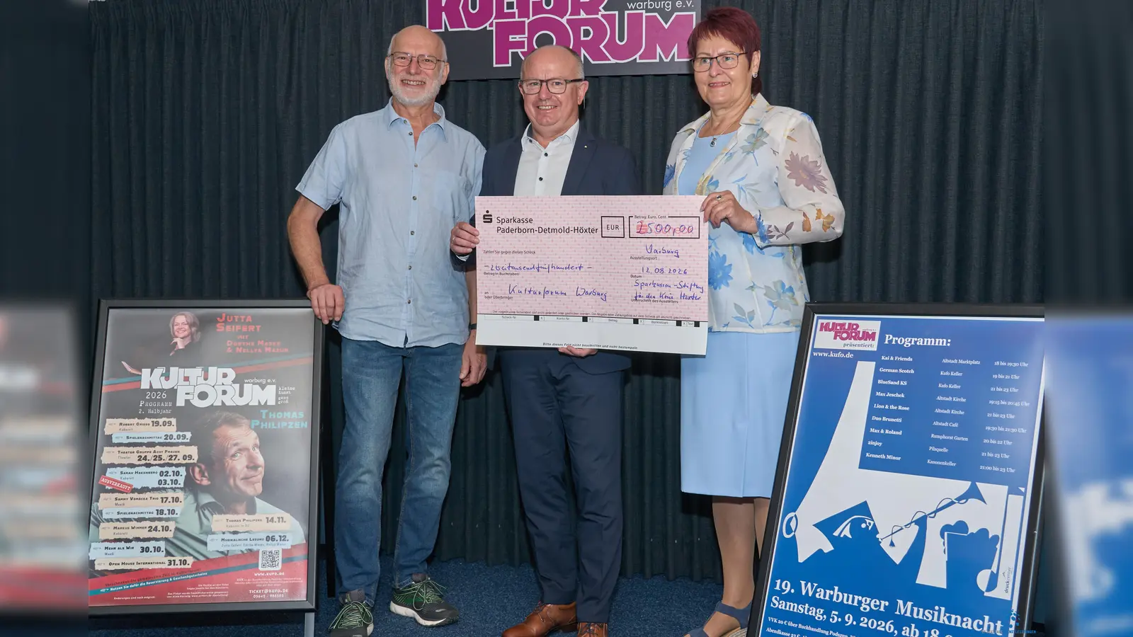 Freuten sich über eine Spende über 2500 Euro für den Kufo-Keller: Stellvertretender Vorsitzender Werner Porrmann (links) und Vorsitzende Sabine Dietrich (rechts). Die Scheck der Sparkassenstiftung überreichte deren Vorstandsmitglied Martin Dierkes (Mitte). (Foto: Stefan Bönning)