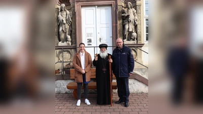Der KIA-Kontaktbeamte Klaus Geiser und die Extremismusbeauftrage der Kreispolizeibehörde Höxter, Franziska Seck, wurden von Bischof Damian im koptischen Kloster Brenkhausen empfangen. (Foto: K4rReispolizeibehörde Höxter)
