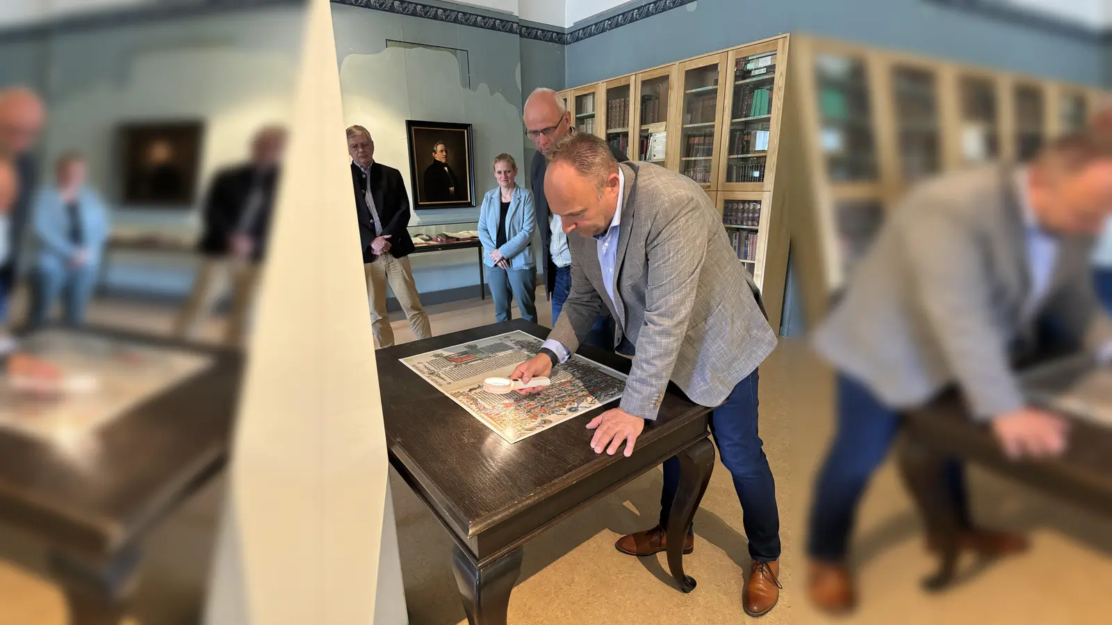 Landrat Michael Schünemann auf Detailsuche auf den Seiten der Wenzelsbibel. (Foto: Landkreis Holzminden)