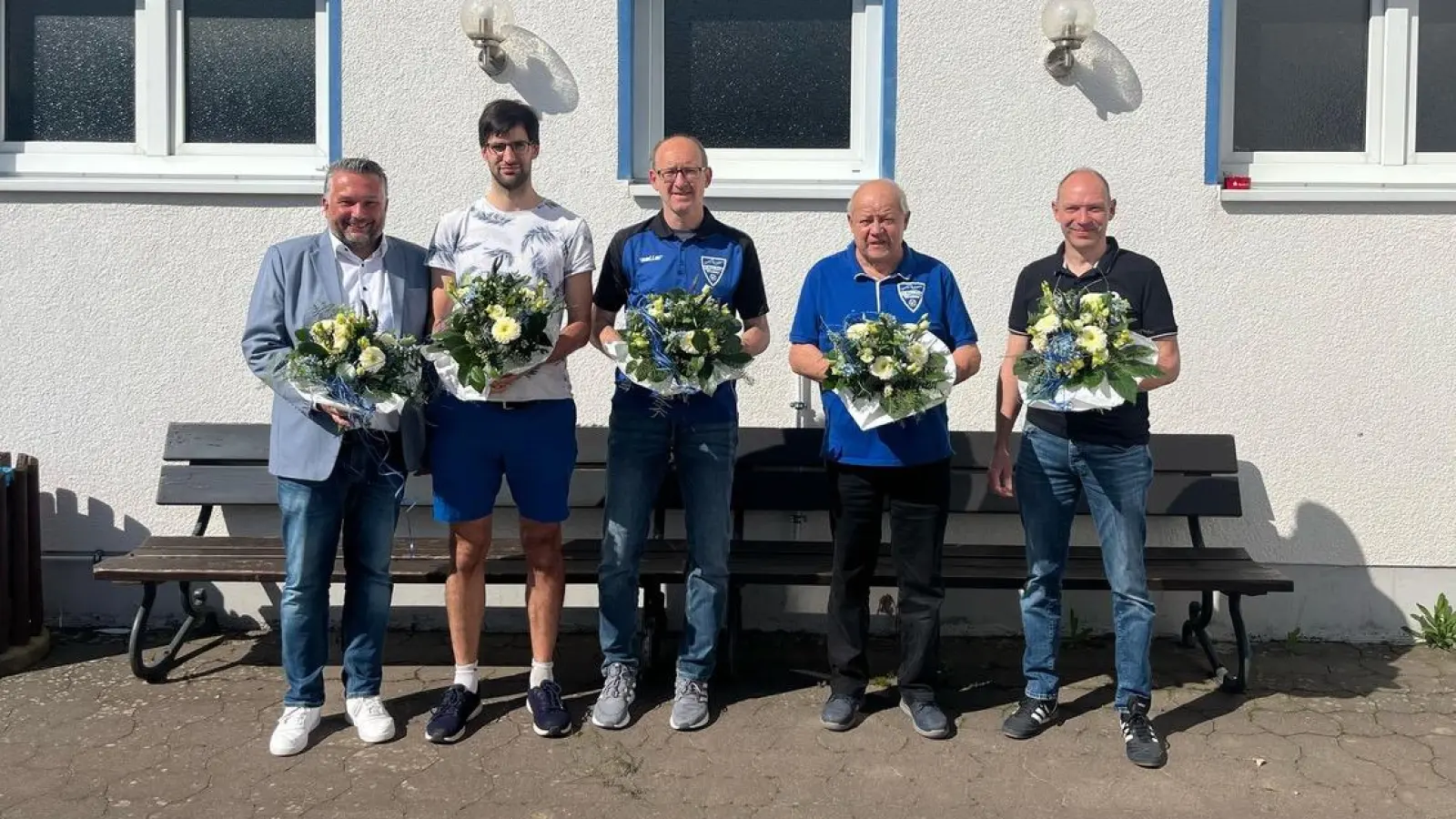 Die ausscheidenden Vorstandsmitglieder wurden geehrt.  (Foto: FC Blau-Weiß Weser)