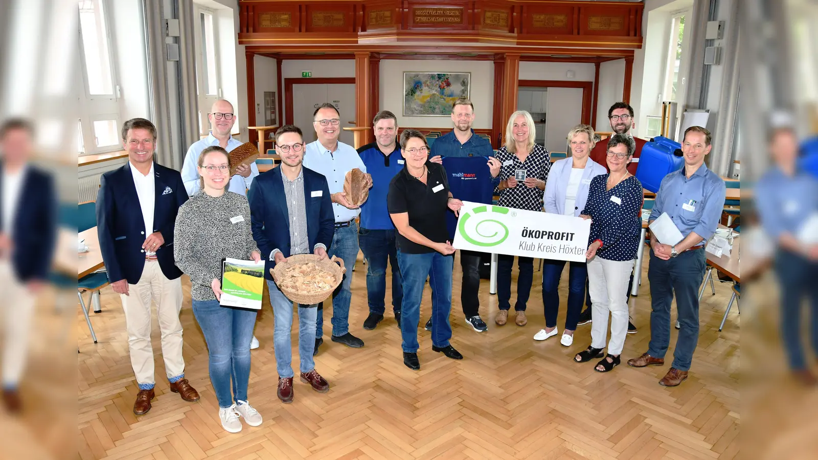 Engagieren sich für nachhaltiges Wirtschaften mit Gewinn und freuen sich über die gute Zusammenarbeit im neuen Ökoprofit-Klub Kreis Höxter (v.l.): Landrat Michael Stickeln, Isabell Heising, (Betriebshilfsdienst und Maschinenring), René Schmelter (Goeken Backen), Jens Hoppe (Biomasse Energie Maschinenring), Markus Mandrys (Goeken Backen), Kai Schrader (Spier Fahrzeugwerk), ,Tatjana Disse (Gesellschaft für Wirtschaftsförderung im Kreis Höxter), Christian Einwohlt (Heinrich Mahlmann Spedition), Referentin und Beraterin Dorothee Meier (B.A.U.M. Consult), Dr. Kathrin Weiß (Leiterin der Abteilung Umweltschutz und Abfallwirtschaft des Kreises Höxter), Roman Preis (Wandel Packaging Group Blow Moulding), Martina Krog (Kreis Höxter) und Mark Becker (Gebr. Becker).  (Foto: Kreis Höxter)