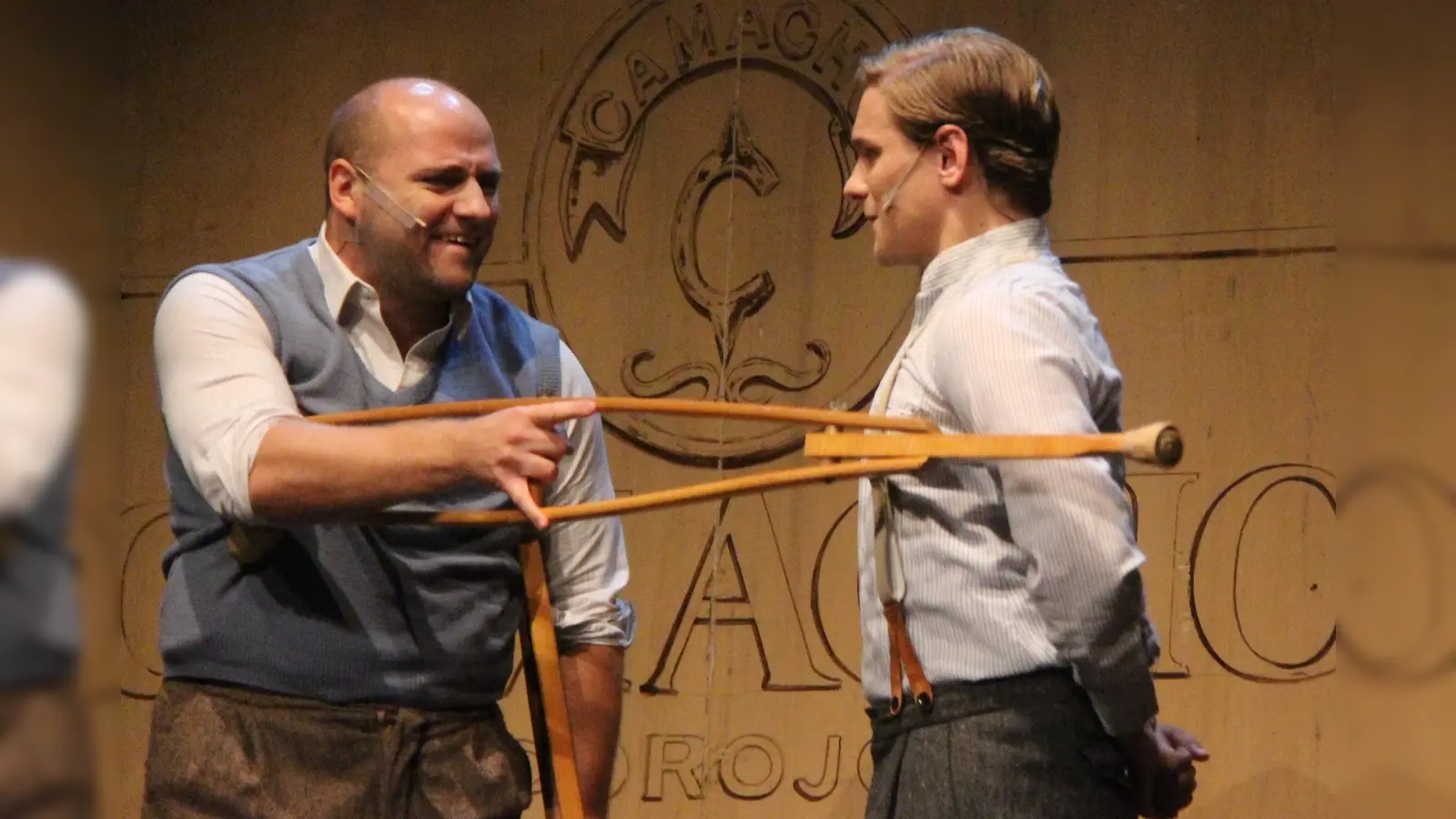 Die Schauspieler Mark Plewe (l.) und Christian Zell als Onkel und Neffe auf der Bühne der Beverunger Stadthalle. (Foto: Kulturgemeinschaft)