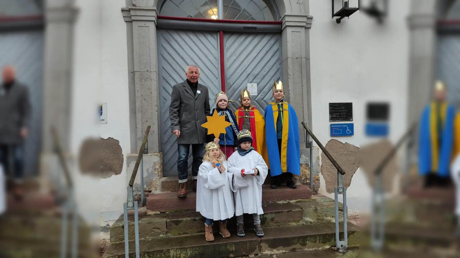 Erster Stadtrat Horst Wolff mit den Sternsingern vor dem Rathaus<br> (Foto: Stadt Grebenstein)