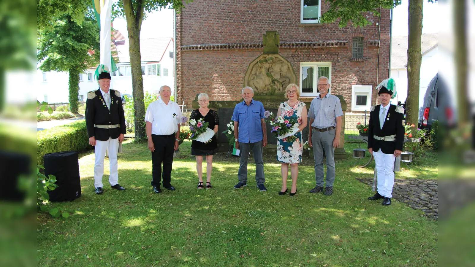 Ehrung am Kriegerdenkmal: (v.l.) Stephan Ernst (Oberst), Willi Seemann, Ursula Reineke, Ferdinand Ellebrecht, Angelika Güthoff und Alfred Blume, Steffen Franzmann (Adjutant). (Foto: Foto: Schützengesellschaft Hembsen)