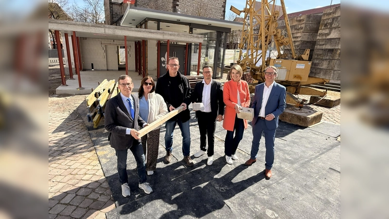 Stein auf Stein, Schritt für Schritt wächst das neue Marktplatzcafé in Warburgs Innenstadt heran. Bürgermeister Tobias Scherf (v.l.), Sonja Micus und Christoph Bassani (Bassani und Partner), Pächter Walter Frühauf, Teresa Busch (Stadtwerke Warburg) und Leander Sasse (Geschäftsführer Stadtwerke Warburg) freuen sich auf das baldige Richtfest. (Foto: Stadt Warburg)