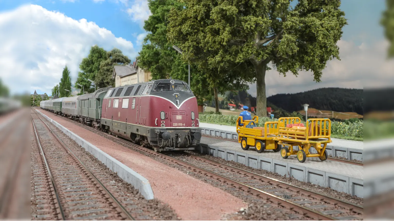  Ein Eilzug ist auf dem Weg nach Altenbeken und hält im Bahnhof Bad Driburg. (Foto: Sammlung Modellbundesbahn)